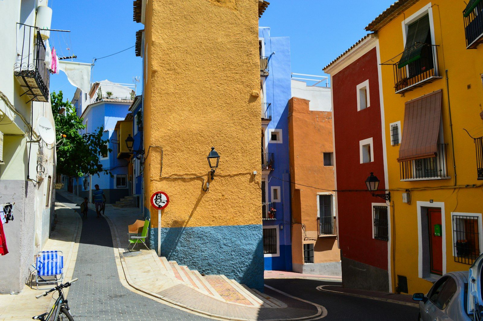 Calle con comercios locales