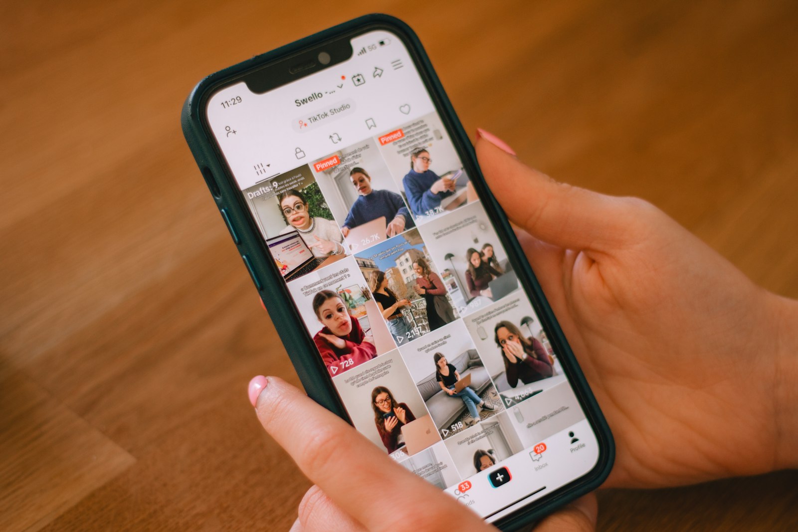Móvil con perfil de redes sociales